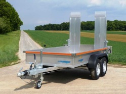 Baumaschinen Transporter mit Alu Auffahrrampen